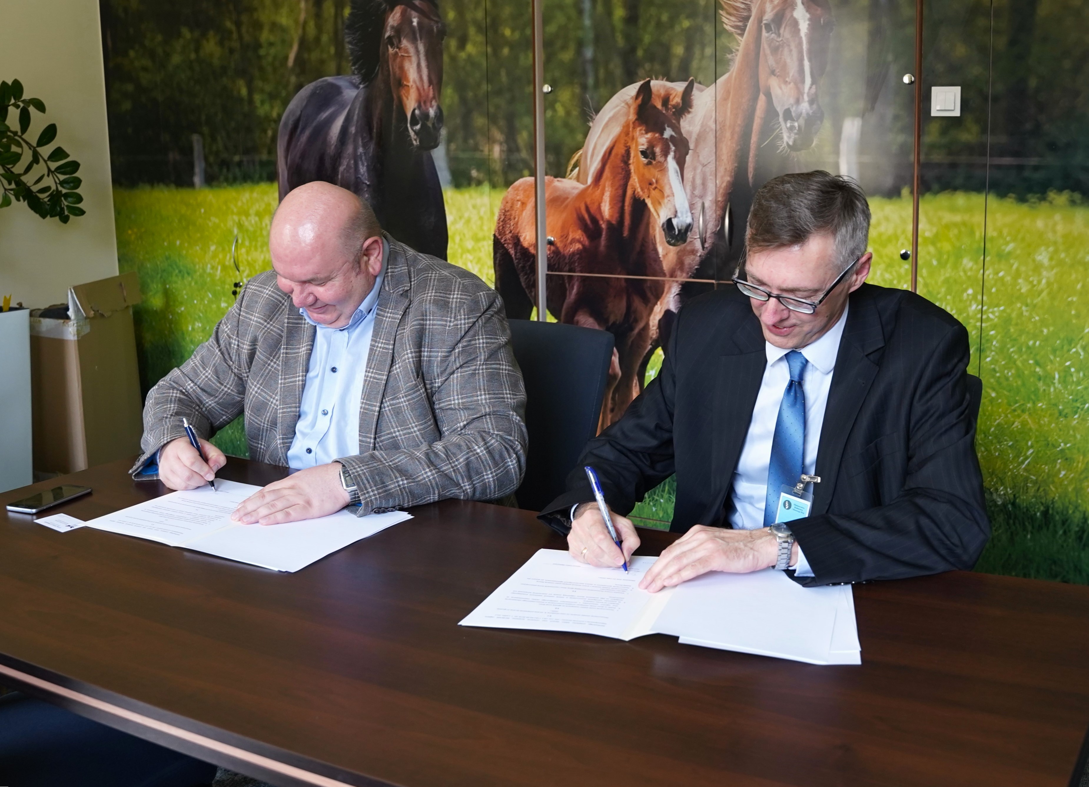 Podpisywanie porozumienia pomiędzy Głównym Lekarzem Weterynarii a przedstawicielem Muzeum i Instytutem Zoologii PAN 