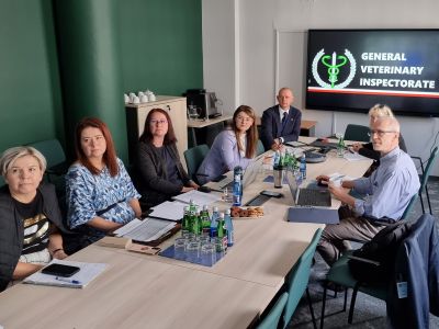 Zdjęcie przedstawia osoby biorące udział w spotkaniu siedzące przy stole konferencyjnym