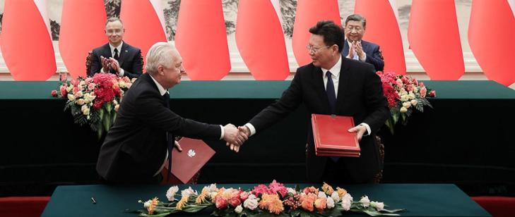 Wiceminister Jacek Czerniak podpisuje memorandum i protokoły dotyczące eksportu ze stroną chińską (fot. Marek Borawski KPRP)