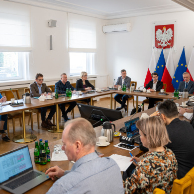 Wiceminister Michał Kołodziejczak przewodniczy spotkaniu z udziałem dyrektorów MRiRW i Głównego Lekarza Weterynarii (fot. MRiRW)