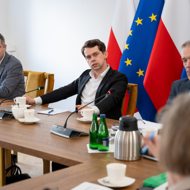 Wiceminister Michał Kołodziejczak zwraca się do uczestników spotkania (fot. MRiRW)