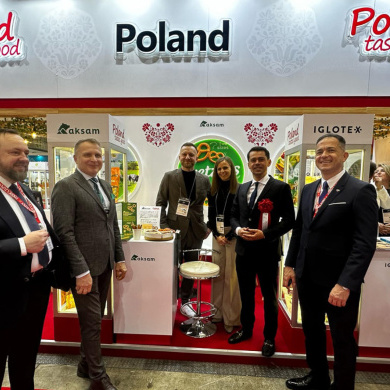 Wiceminister Michał Kołodziejczak podczas rozmów z polskimi wystawcami na targach Foodex Japan