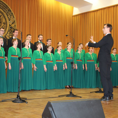 Odśpiewanie hymnu przez Chór Kameralny Szkoły Głównej Gospodarstwa Wiejskiego w Warszawie