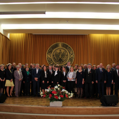 Wspólne zdjęcie osób odznaczonych podczas obchodów 100-lecia Polskiej Administracji Weterynaryjnej